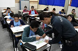 Com música, conversa e atenção, PM conquista alunos e atua na segurança e proteção nas escolas