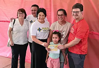 Prefeito acompanha Secretária de Estado na entrega de mais cartões do Programa Mais Social