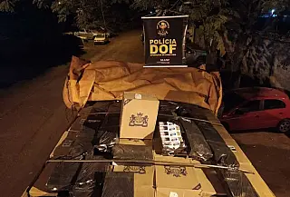 Caminhão carregado com cigarros contrabandeados é abordado em estrada vicinal