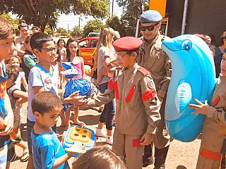 Bombeiros do amanhã e parcerias levando alegria para as crianças