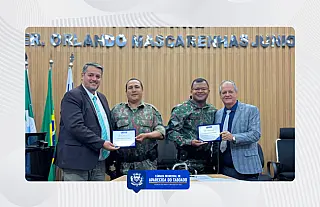 Câmara de Aparecida do Taboado homenageia policiais ambientais por resgate no Rio Paraná