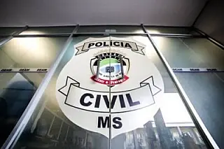 Homem queima esposa e derruba guarda-roupa no filho de 2 anos na Capital.