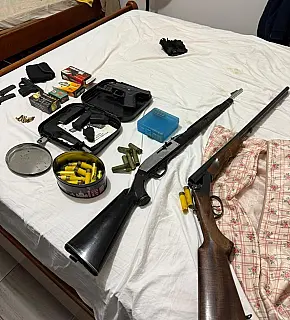 Homem é preso com arsenal de armas e munições em propriedades rurais de MS