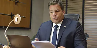 Capitão Contar critica inércia do Estado contra a alta carga tributária dos combustíveis
