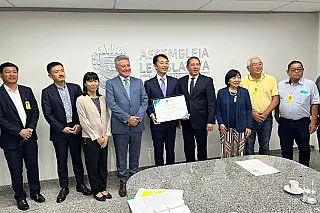 Deputado Hashioka entrega Diploma de Ilustre Visitante ao embaixador do Japão no Brasil