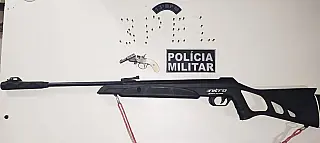 Mulher é presa pela Polícia Militar por posse de arma de fogo