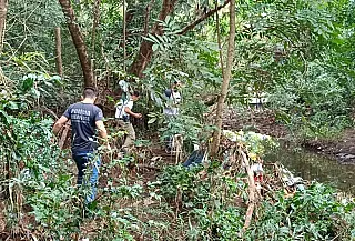 Polícia descarta homicídio e corpo encontrado próximo a córrego segue sem identificação