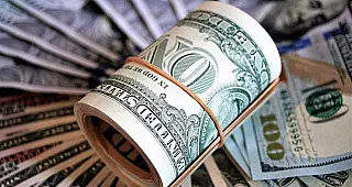 Dólar sobe e fecha a R$ 5,82 com tensões no Brasil e no exterior