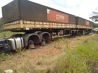 Caminhoneiro tem oito pneus furtados de carreta comprada recentemente