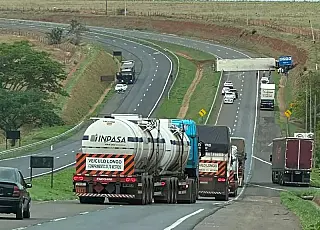 Carreta tomba e interdita rodovia na região