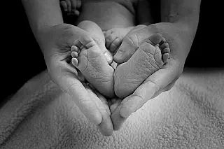 Com várias lesões, bebê de 7 meses chega morta a hospital e mãe acaba presa em MS
