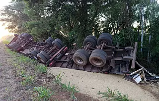 Carreta tomba às margens da BR-376 próximo a Ivinhema