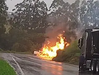 Caminhoneiro de Naviraí fica gravemente ferido após tombamento e incêndio na BR-376, no Paraná