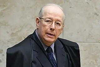 Celso de Mello arquiva pedido para apreender celular de Bolsonaro