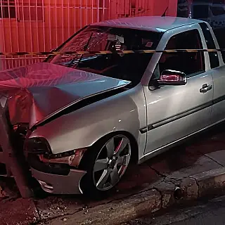 Jovens ficam feridos após carro atingir poste em Santa Fé do Sul