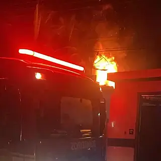 Incêndio destruiu parte de casa e queimou R$ 22 mil guardados em gaveta