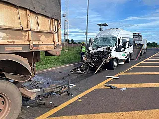 Fuga de suspeito termina com van de pacientes fora da pista