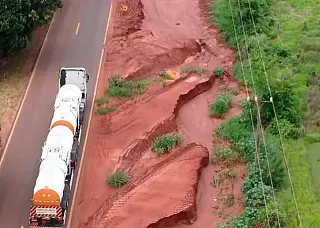 Erosão ameaça pista da MS-141 e preocupa motoristas