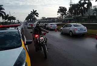 Com fila quilométrica, população é orientada a não procurar mais vacinas no drive