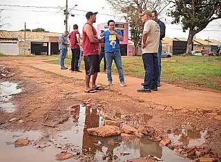 Papy ouve moradores e cobra melhorias no entorno de praça esportiva do Itamaracá