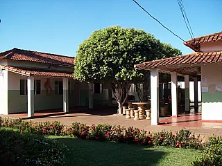 Jovem é preso após pichar escola, resistir à prisão e tentar fugir da PM em Paranaíba