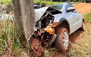 Motorista passa mal e colide Saveiro contra poste de energia elétrica