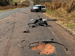 Motorista sofre apenas escoriações após colidir carro com carreta na MS-141