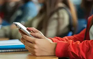 Senado aprova restrição ao uso de celulares em escolas