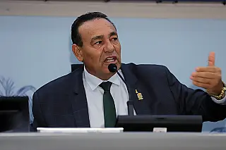 Carlão destaca déficit habitacional e cobra entrega de residenciais de casas populares