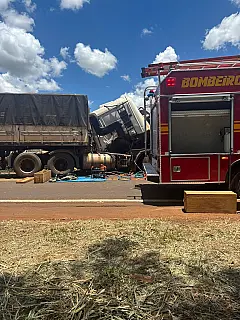 Colisão entre carretas deixa motorista preso às ferragens na rodovia entre Deodápolis e Ivinhema
