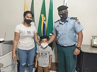 Pequenino admirador da Polícia Militar visita quartel do 13º Batalhão
