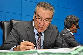 Lei que proíbe celular em bancos, postos, cinemas e salas de aula, pode ser revogada