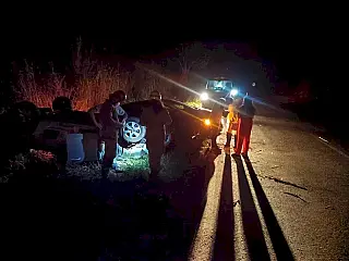 Acidente entre dois carros termina em capotamento na BR-376