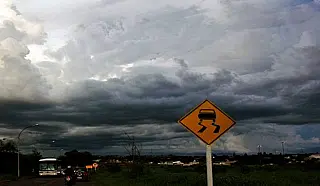 Frente fria avança e aumenta chance de chuva forte em Mato Grosso do Sul.
