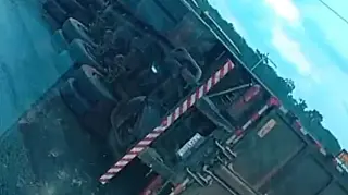 Carreta tomba em trevo na saída para Fátima do Sul