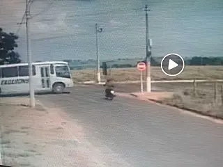 Motociclista ferido no Solar do Vale ao colidir em ônibus avançou placa de Pare