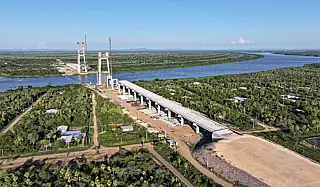 Ponte da Rota Bioceânica une Brasil e Paraguai sobre rio
