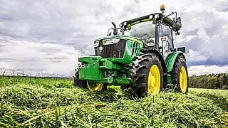 Glória de Dourados recebe dois novos tratores para atender produtores rurais