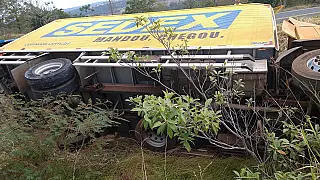 Na manhã de 8 /07, um caminhão dos Correios tombou na rodovia MS-112.