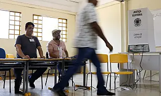 Brasileiros vão às urnas para definir futuro do país