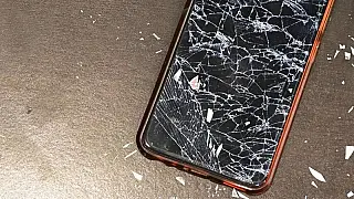 Após visualizar  mensagens suspeitas no celular  da esposa o aparelho é quebrado no rosta da vitima