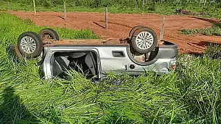 Capotagem na MS-040: Motorista e Passageiro Resgatados Após Desvio de Buraco