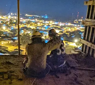 Jovem é resgatado após tentar se jogar de prédio em construção