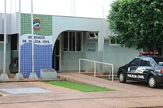 Homem invade casa da ex-namorada, queima roupas e a ameaça
