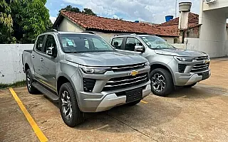 Prefeitura de Cassilândia entrega caminhonetes para assistência social e meio ambiente