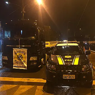Carreta com cerca de 900 caixas de cigarro é apreendida em Caarapó