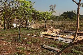 Após derrubada de casas em área invadida, moradores passam noite ao relento.