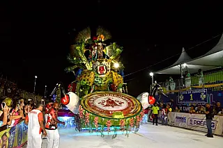 Abertura do Carnaval leva multidão à Praça do Papa