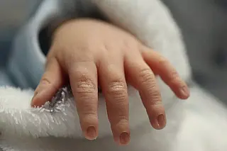 Criança de 2 anos morre após engasgar em casa