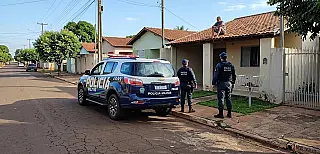 Homem sobe no telhado para escapar de ameaças do enteado em Paranaíba